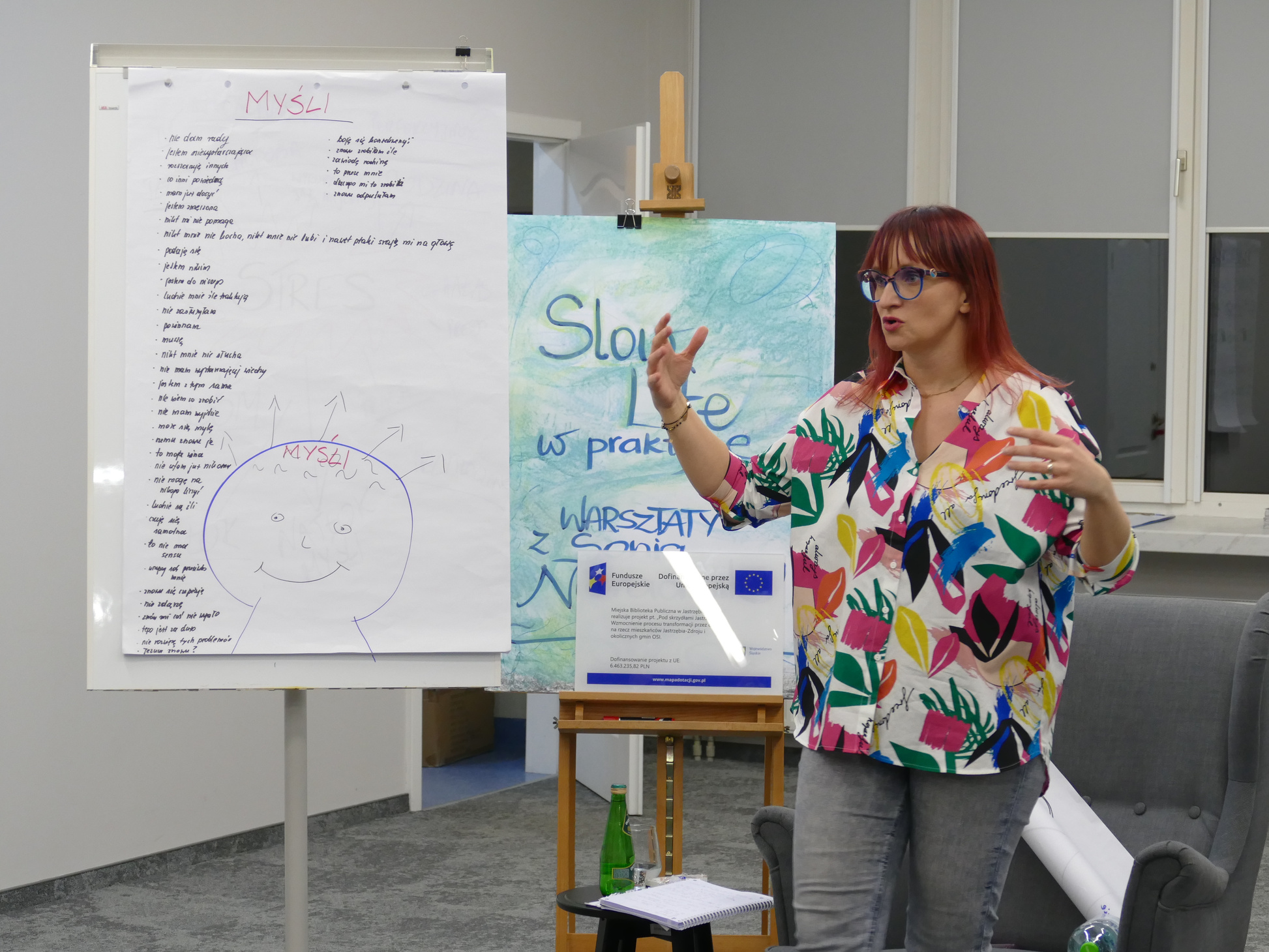 Sonia Nieradzik prowadzi warsztat dla grupy