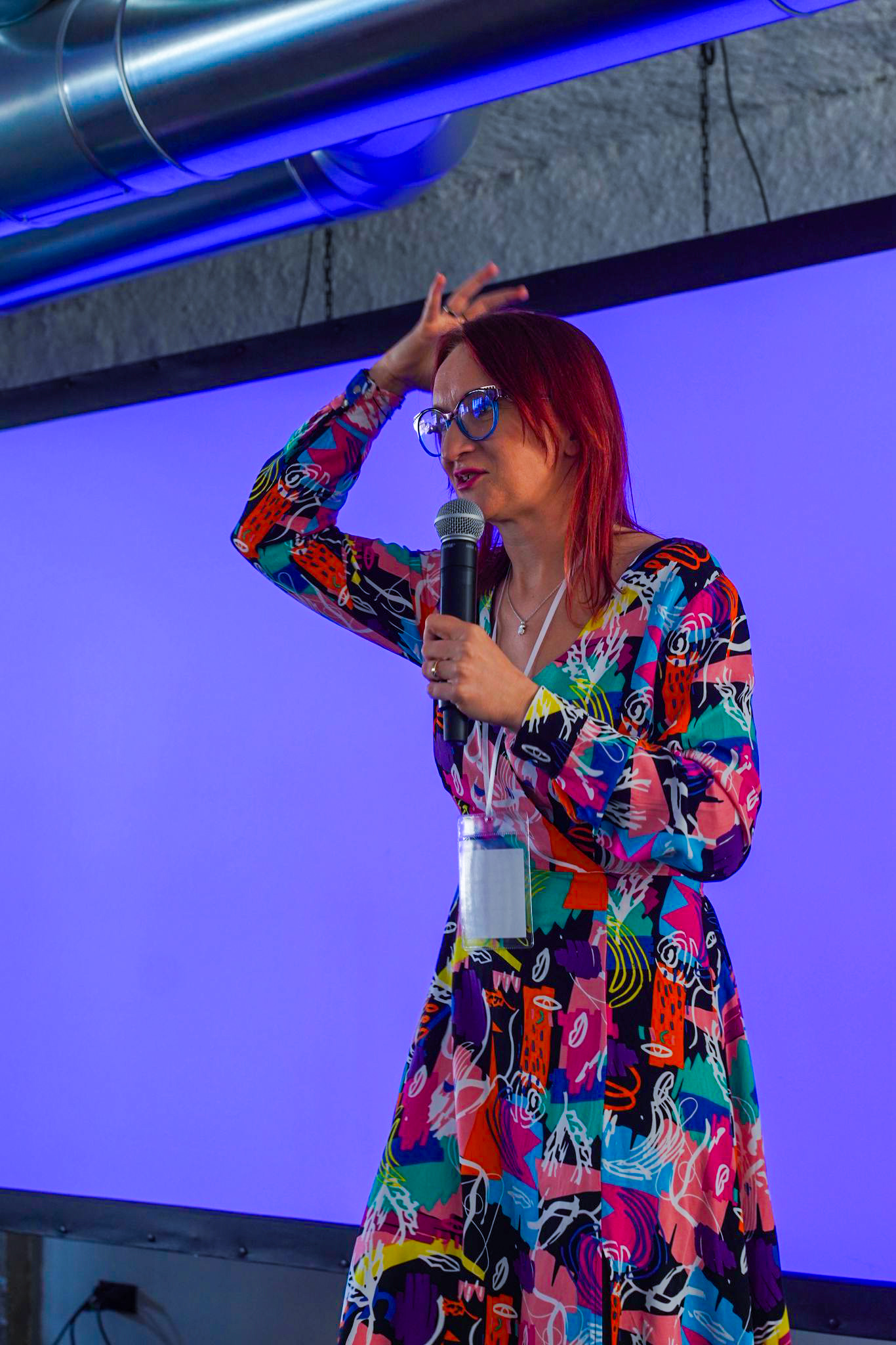 Sonia Nieradzik przemawia ze sceny podczas konferencji