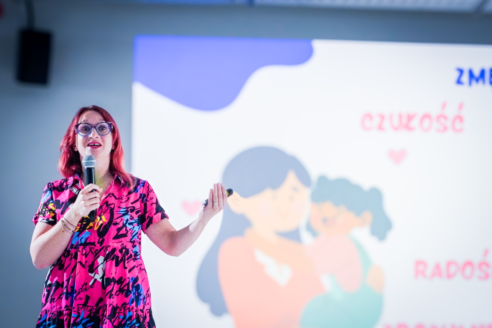 Sonia Nieradzik prowadzi wystąpienie o rodzicielstwie i emocjach